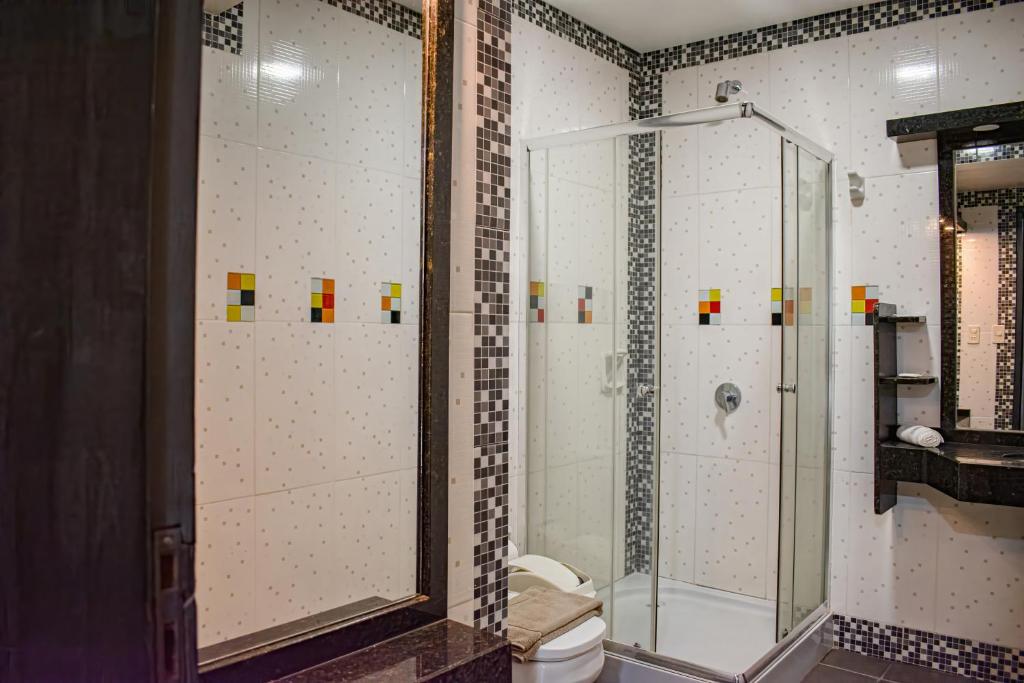 Baño moderno con ducha
