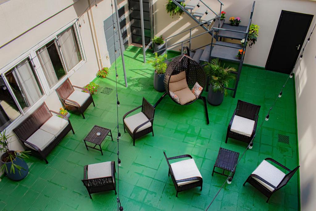 Patio exterior con sillas